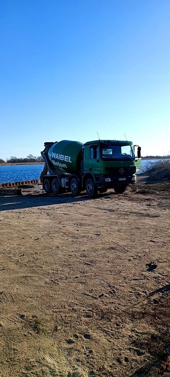 На акваторії річки Дніпро спробували забетонувати берегову лінію