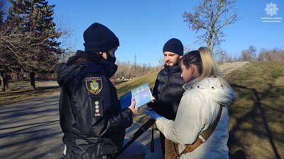 Патрульні поліцейські нагадують херсонцям про карантинні обмеження