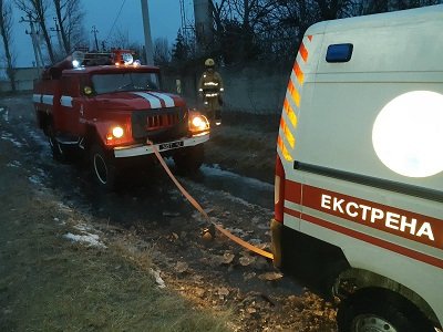 В Олешках автомобіль швидкої допомоги застряг у багнюці