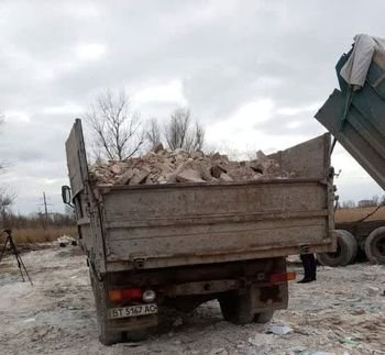 На Острові поліція заблокувала вантажівки, які висипали будівельне сміття в плавні