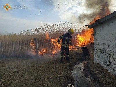 Рятувальники Херсонщини частіше фіксують загорання  сухої трави та очерету