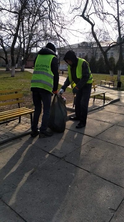 Комунальники в Херсоні працюють - прибирають сміття