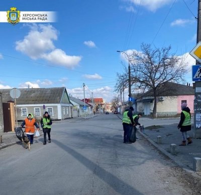 Український Херсон сьогодні прибирають від сміття