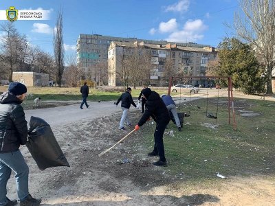 Український Херсон сьогодні прибирають від сміття