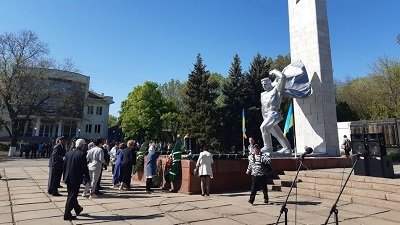У Новотроїцькому відбувся малочисельний мітинг, присвячений подіям 9 травня