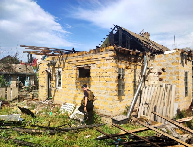 Поліція документує наслідки чергової ворожої атаки правобережжя Херсонщини: пошкоджено лікарню, сільськогосподарське підприємство та житлові будинки