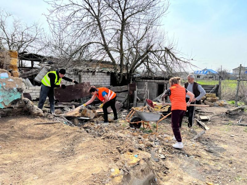 «Відбувається відновлення, повільно, але воно є». Як волонтери «Добробату» поновлюють будинки на Херсонщині