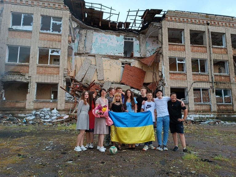 Випускний на руїнах: в селі на Херсонщині учні провели фотосесію на фоні понівеченої школи