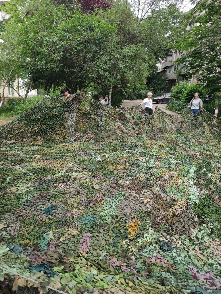 Херсонські волонтери сплели рекордно велику маскувальну сітку – 140 квадратних метрів