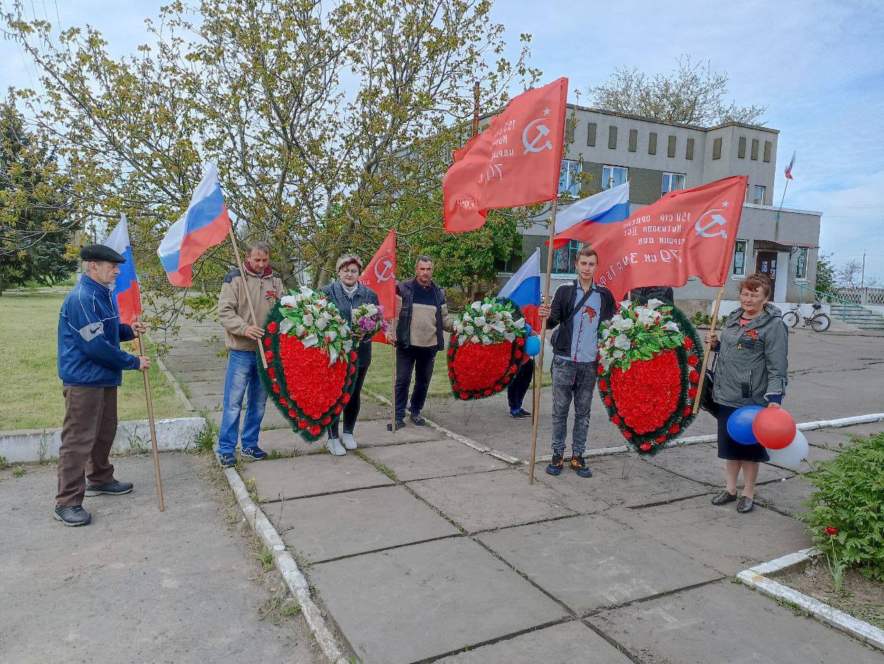 Колаборантка Любов Мороз третя ліворуч а Віра Логвин праворуч крайня з окупаційних пабліків фото