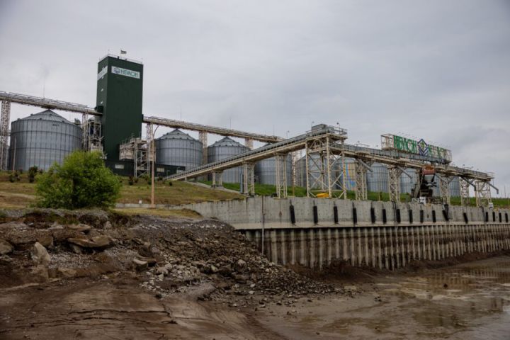 В НІБУЛОНі показали затоплений елеватор на Каховському водосховищі після відходу води