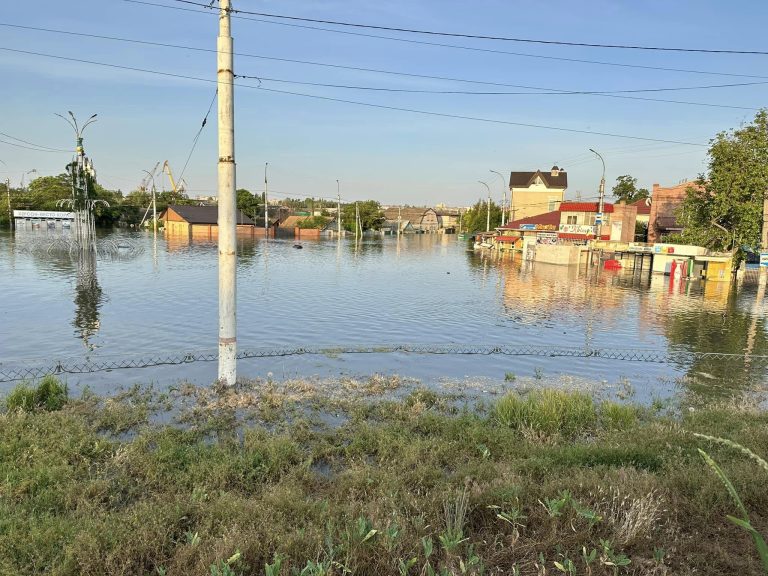 За ніч затопило Корабельну площу. Вода продовжує прибувати