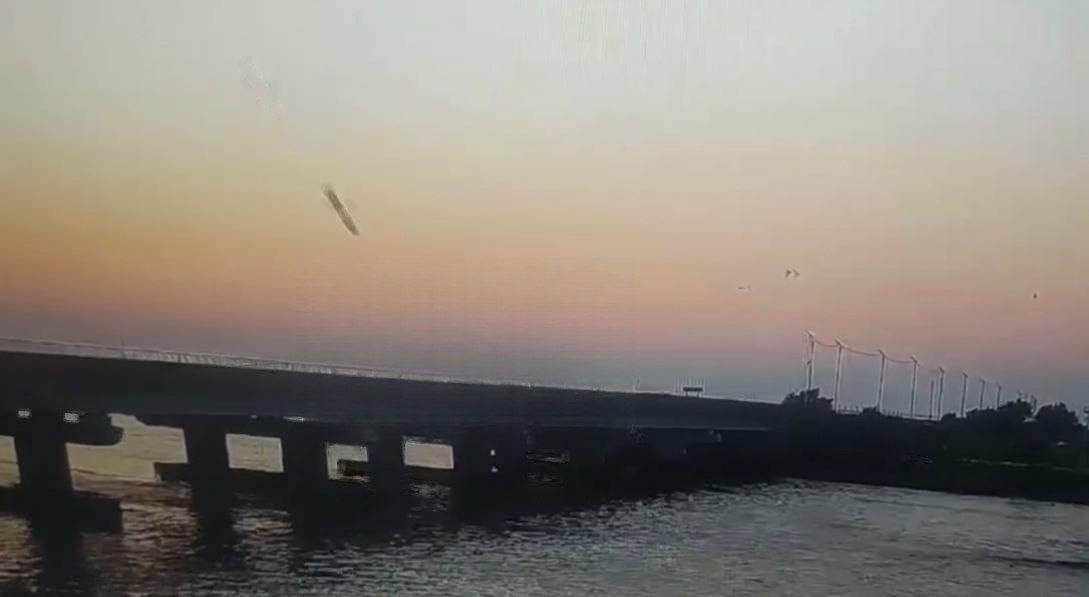 З'явилися нові кадри удару імовірно по Чонгарському мосту