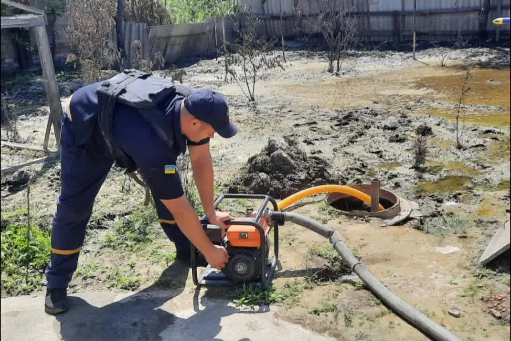 У Херсоні все ще відкачують воду із затоплених підвалів будинків