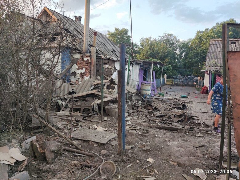 Наслідки обстрілу Шевченківки на Херсонщині: Зафіксовано три десятки прильотів, постраждалих немає 06