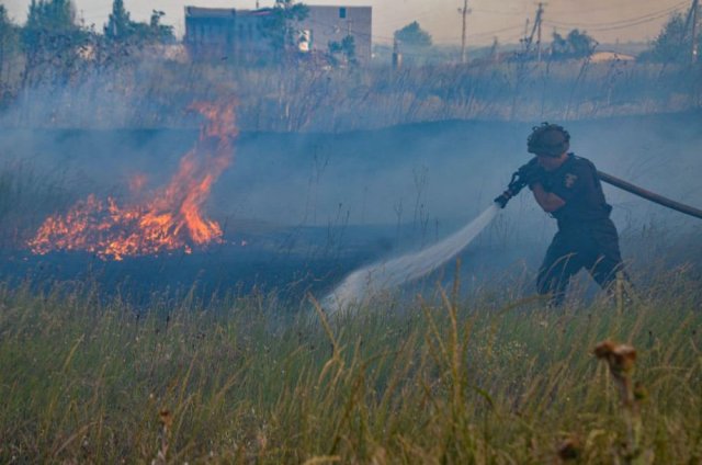 Співробітники ДСНС гасили на Херсонщині пожежі, спричинені ворогом і людською недбалістю