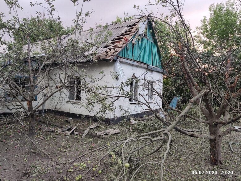 Наслідки обстрілу Шевченківки на Херсонщині: Зафіксовано три десятки прильотів, постраждалих немає 08