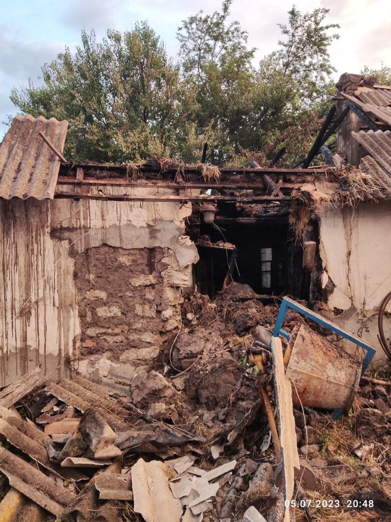 Наслідки обстрілу Шевченківки на Херсонщині: Зафіксовано три десятки прильотів, постраждалих немає 05