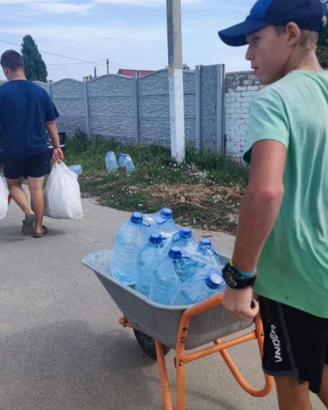 В Комишанах сьогодні американські благодійники роздавали місцевим мешканцям питну воду