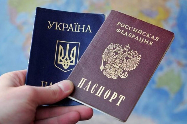 Окупанти на Херсонщині видали російські паспорти взамін тих, які люди втратили через підрив Каховської ГЕС