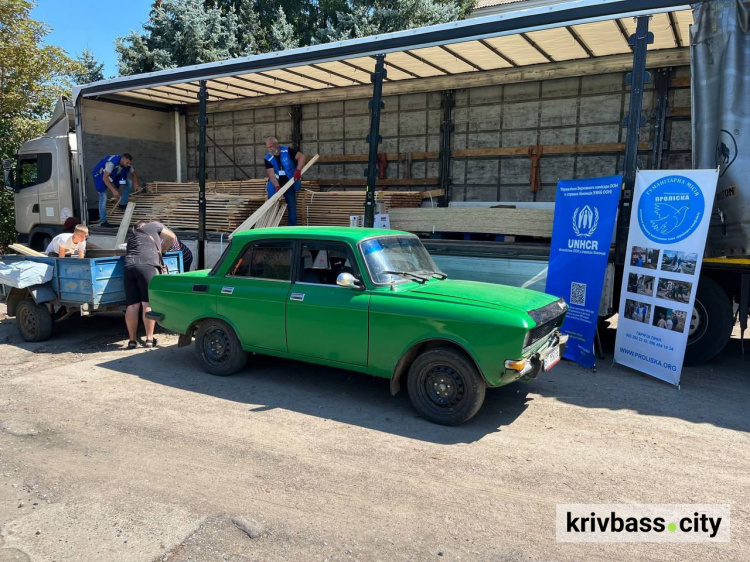 Криворізькі волонтери привезли до Бериславського району на Херсонщині будівельні набори для екстрених ремонтів