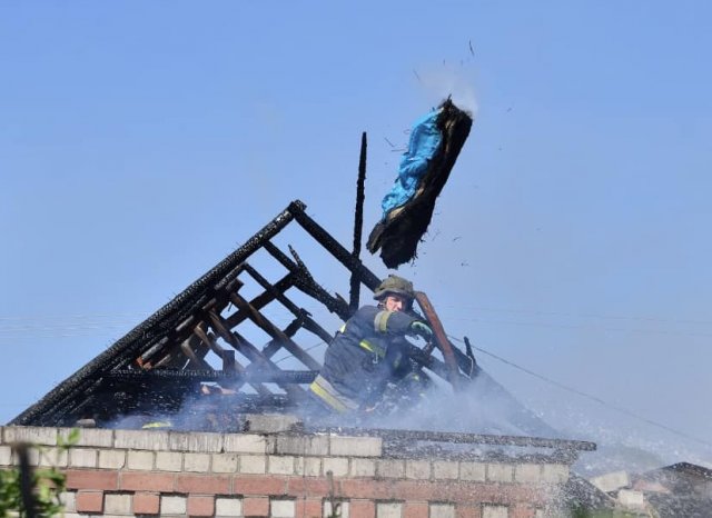 Внаслідок обстрілу в одному із спальних кварталів Херсону горів приватний будинок