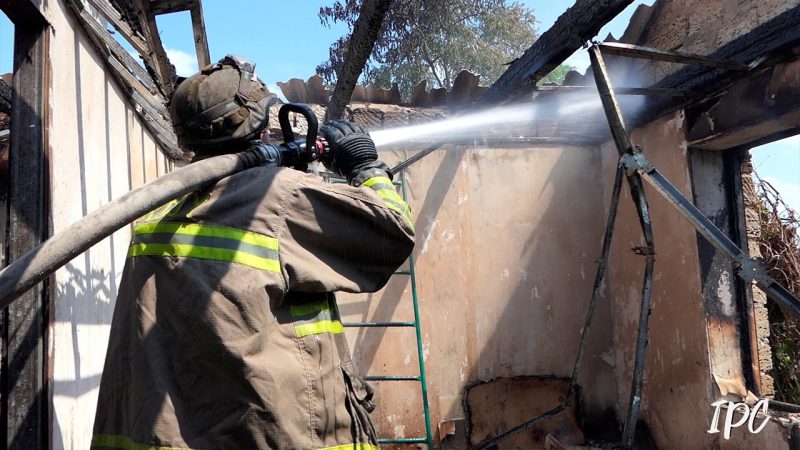 Наслідки ворожого обстрілу Херсона запалювальними боєприпасами