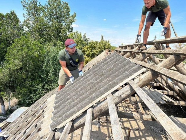 Працівники із Закарпаття відновлюють будинки Великоолександрівської громади на Херсонщині