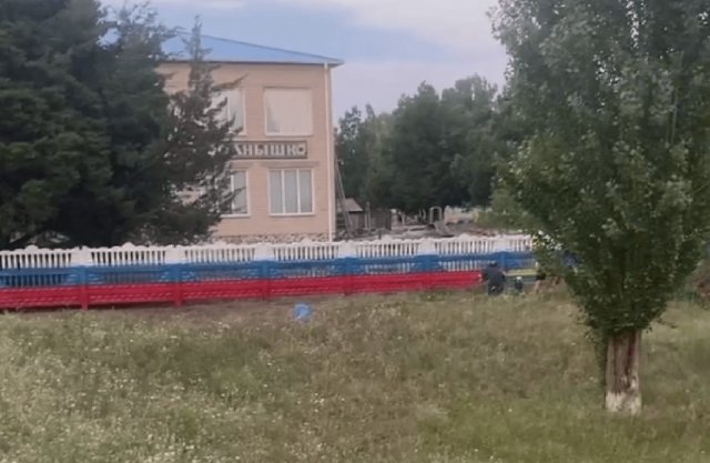 До жителів Херсонщини приїхали "розбиратися" через паркан в кольорах прапора України