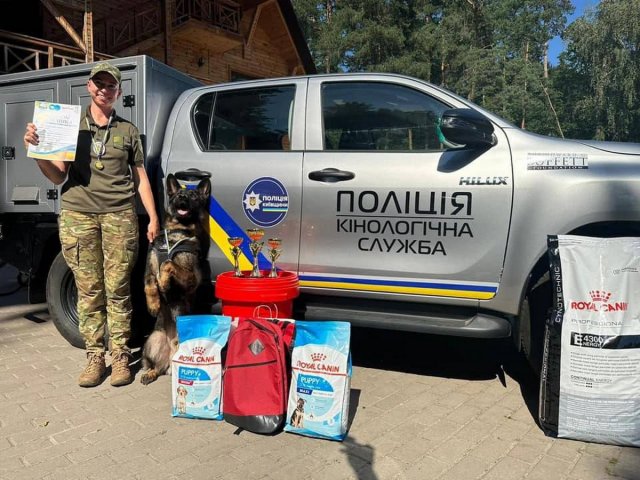 Київська поліціянтка із собакою на прізвисько Пан, які брали участь у розмінуванні Херсонщини, здобули "золото" на всеукраїнських кінологічних змаганнях