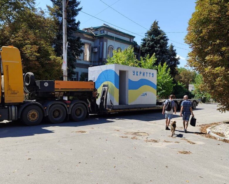 У Бериславі та Червоному Маяку на Херсонщині встановили мобільні бетонні укриття 03