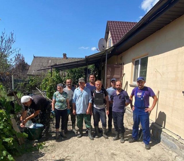 Херсонцям допомагають прибирати сміття після підтоплення