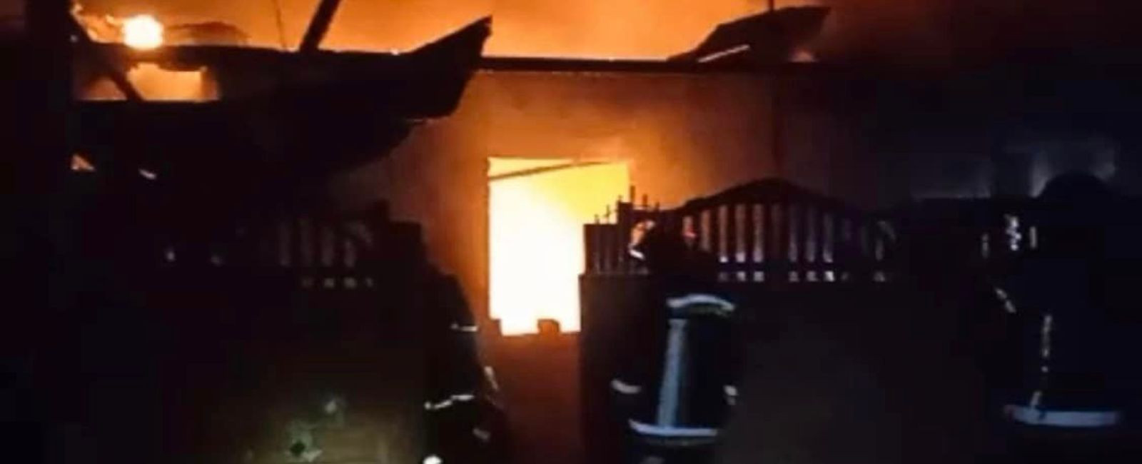 У Херсоні вогнеборці врятували господаря будинку, що горів через "прильот" російського снаряда