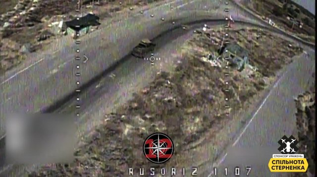 На лівобережжі Херсонщини українські військові продовжують дронами нищити транспорт окупантів.