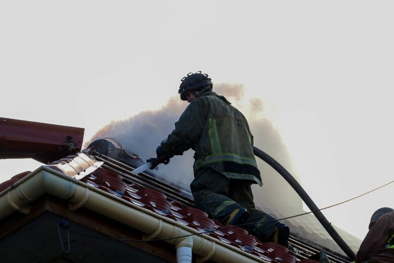 Ранковий удар по Херсону: спалахнула пожежа у двоповерхівці 05