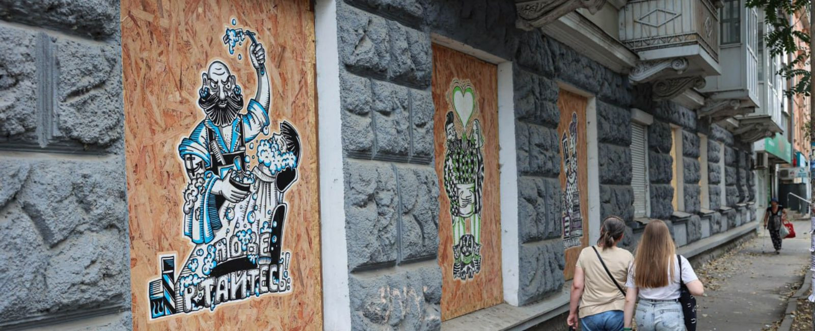 Роботи херсонських художників у забитих вікнах міста: як виник проєкт “На плаву”