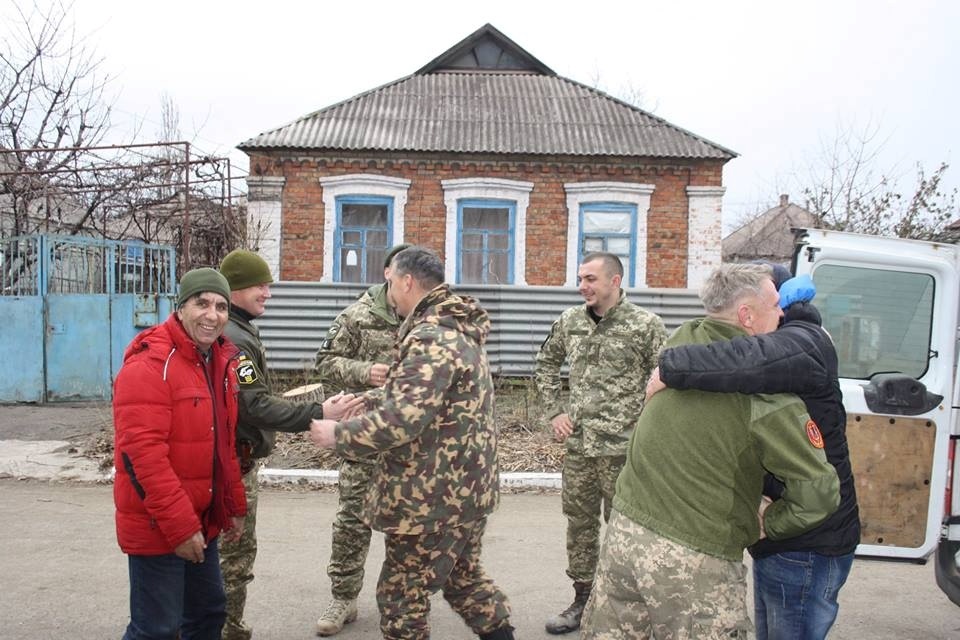 Зустріч Фазеля Манана з земляками в зоні АТО (Фазель Манан — крайній ліворуч). Фото з особистого архіву Ф. Манана