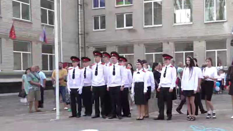 Учнів скадовської школи на День знань одягнули у форму російських кадетів