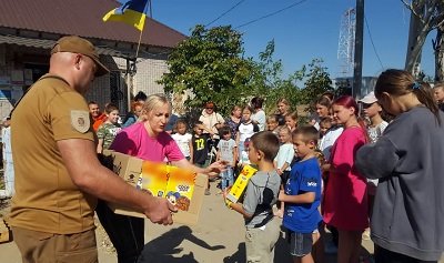 Поліцейські Херсонщини передали діткам гуманітарні набори від поліцейських Івано-Франківської області