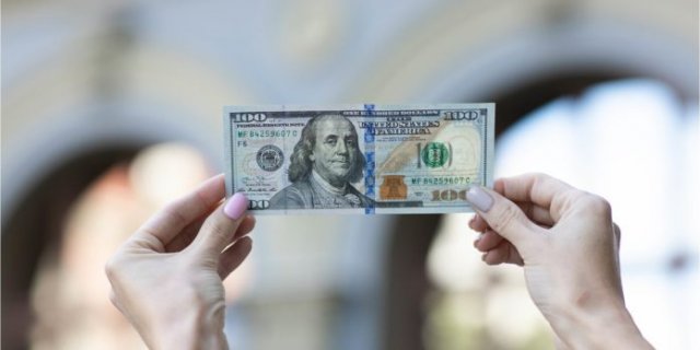 Українці масово скуповують долари: курс валют влаштував “американські гірки“