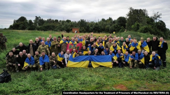 Українські військовополонені позують для фотографії після обміну, 11 червня 2023 року