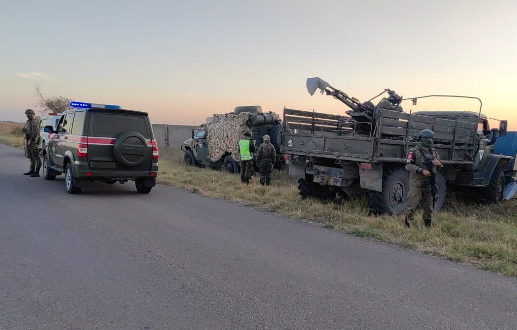 Російські військові протаранили паркан приватного домоволодіння в окупованому Стрілковому