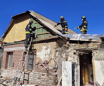 Рятувальники Херсонщини допомагають лагодити оселі після ворожих атак