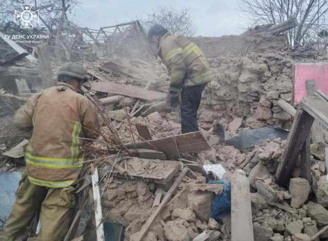 Рятувальники розбирають завали після ранкового удару по Бериславу