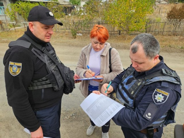 На Херсонщині поліція спільно з представниками влади та волонтерами проводить евакуацію дітей з обстрілюваних російською армією населених пунктів