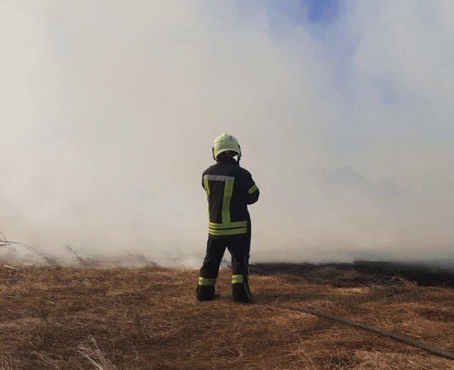 Рятувальники продовжують боротися з наслідками обстрілів