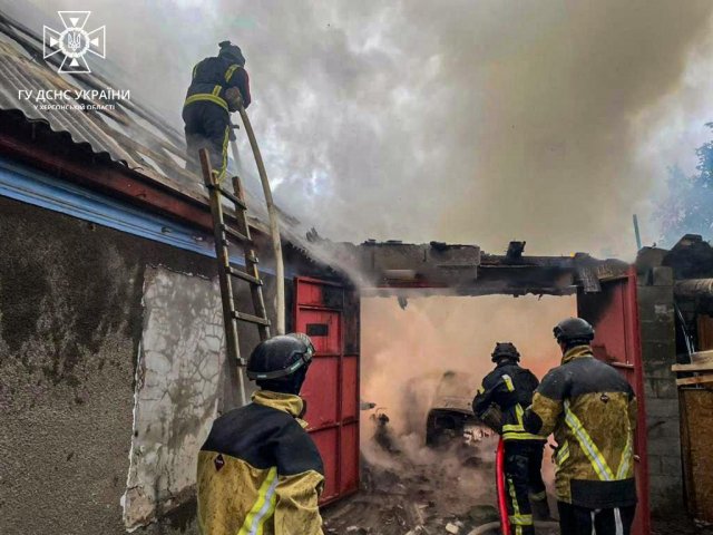 Білозерські рятувальники ліквідували пожежу на території приватного домоволодіння