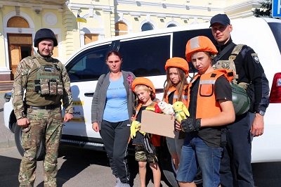 Поліція з волонтерами евакуювали з-під обстрілів жінку з трьома дітьми з Білозерки