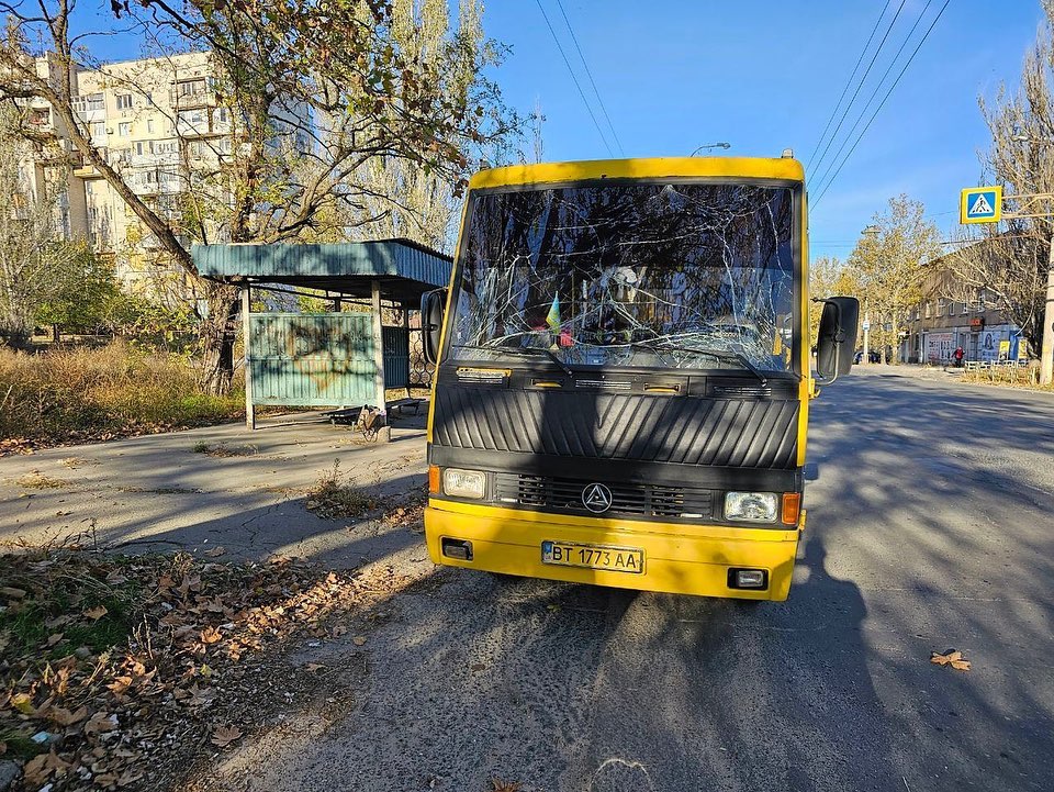 У Херсоні маршрутка потрапила під ворожий обстріл: є постраждалі