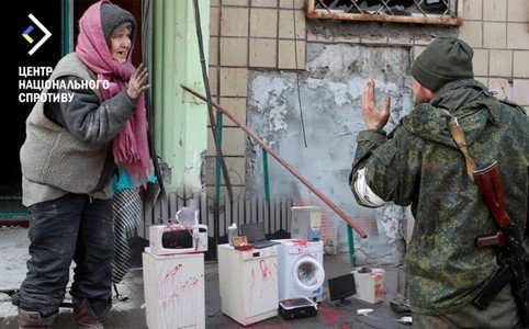 Російські військові чинять воєнні злочини проти місцевого населення ТОТ